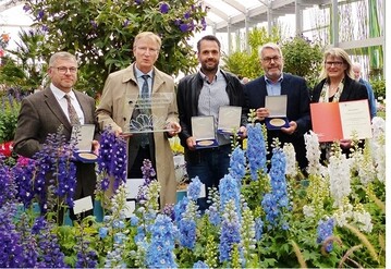 Gartenbau Rieckhoff aus Rogtz ging als Sieger aller Klassen im grtnerischen Wettbewerb hervor. Zwei Goldmedaillen erhielt er fr ein umfangreiches Staudensortiment, fr die Vielfalt des Ausstellungsbeitrags mit Beet- und Balkonpflanzen in sehr guter Qualitt. Eine dritte Goldmedaille gab es fr die jahreszeitlich hervorragende Schnittblumenqualitt von Gladiolen und Sonnenblumen. Von links: Dr. Christian Schickardt, Vizeprsident des Landesverbands Gartenbau Sachsen-Anhalt, Ministerialdirigent Hans-Jrgen Schulz, Abteilungsleiter im Ministerium fr Umwelt, Landwirtschaft und Energie des Landes Sachsen-Anhalt, Herbert Rieckhoff, Gartenbau & Floristik Rieckhoff, Rogtz, Jochen Sandner, Geschftsfhrer der Deutschen Bundesgartenschau-Gesellschaft, und Renate Behrmann, Ausstellungsbevollmchtigte der Deutschen Bundesgartenschau-Gesellschaft (DBG).