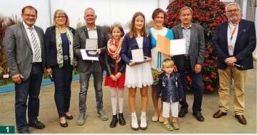 Gleich zwei groe Goldmedaillen konnten Bert und Odette von der Forst mit dreien ihrer sechs Kinder entgegennehmen. Mit ihnen und ihrer Familie freuten sich (von links): Minister Jrg Vogelsnger und Renate Behrmann und (von rechts) Jochen Sandner, Prsident Dr. Klaus Henschel.