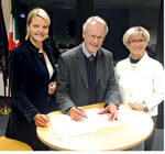 Gartenbau-Präsidentin Eva Kähler-Theuerkauf (rechts) und VGL-Präsident Hans Christian Leonhards unterzeichneten im Beisein der NRW-Landwirtschaftsministerin Christina Schulze Föcking die Vereinbarung zur „Landesvereinigung der Grünen Verbände NRW – Die gärtnerischen Fachbetriebe" in Düsseldorf.