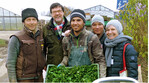 Betriebsleiter Christian Graf von Gemüsebau Graf in Regensburg, Abteilungsleiter Anton Liedl vom Staatlichen Beruflichen Schulzentrum Regensburger Land (1. und 2. von links) und Ausbildungsberaterin für Gartenbau Mathilde Bätz vom AELF Fürth (rechts) mit dem Auszubildenden Saifullah Rezai.