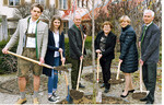 Von links: Schulsprecher Samuel Nohejl, Schulsprecherin Nicole Lackner, Gärtner-Präsident Albert Trinkl (Präsident des Bundesverbandes der Gärtner Österreichs), Berufsschul-Direktorin Anna-Maria Betz, Bildungs-Landesrätin Barbara Schwarz und Fachschul-Direktor Franz Fuger beim Pflanzen eines Baumes am Schulgelände zur 70-Jahr-Feier in Langenlois.