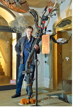 Der Stuttgarter Jens Loewe ist der Erfinder der kinetischen Kunstinstallation. Einmal im Jahr ist er in Erfurt, um sein Werk zu warten.