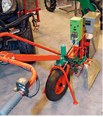 Multi-E-Karre SPK 02 als handgeführtes Arbeitsgerät mit elektrischem Antrieb hier mit ULV-Spritze für die Herbizidbehandlung.