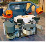 Rückroboter in der Frontansicht: In den orangefarbigen Hülsen stecken die optischen Sensoren zur Pflanzenerkennung und Positionierung, vorne links unten (halbrund) der Sensor zur Erfassung von Personen im Arbeitsbereich.