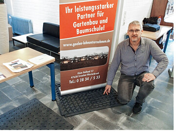 Alwin Geelen mit Ebbe-Flut-Platten