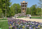 Bunte Beete ziehen die Besucher zum Aussichtsturm, an dem der Baumwipfelpfad beginnt.