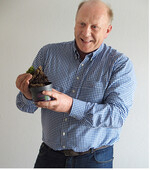 Sehr zufrieden zeigt sich Manfred Rieke mit den noch kleinen Callunen Garden Girls" in einem Substrat mit Holzfaserzusatz.