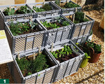 Ein Kistengarten mit herkömmlichen Bäckerkisten als Anbaufläche für Kohlrabi, Salate, Radieschen oder Spinat.