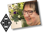 Gerda Prinz ist seit jeher treuer Gladbach-Fan. Prinz Blumen in Mönchengladbach besteht seit 110 Jahren. Zur Unternehmensphilosophie gehört es, Blumen nicht als Dekorationsware, sondern als eigenständige Lebewesen zu sehen. Daher verarbeiten die Floristen zum Beispiel die Blumen fast ausschließlich während ihrer natürlichen Blütezeit. Außerdem stammen die Blumen fast ausschließlich von heimischen Erzeugern.
