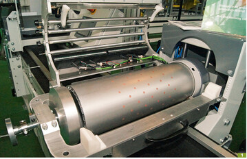 Visser Trommel-Smaschine mit optischer berwachung der Belegung der S-Lcher. Die optischen Sensoren sind oberhalb der Kabel in der hier aufgeklappten Trommelabdeckung.