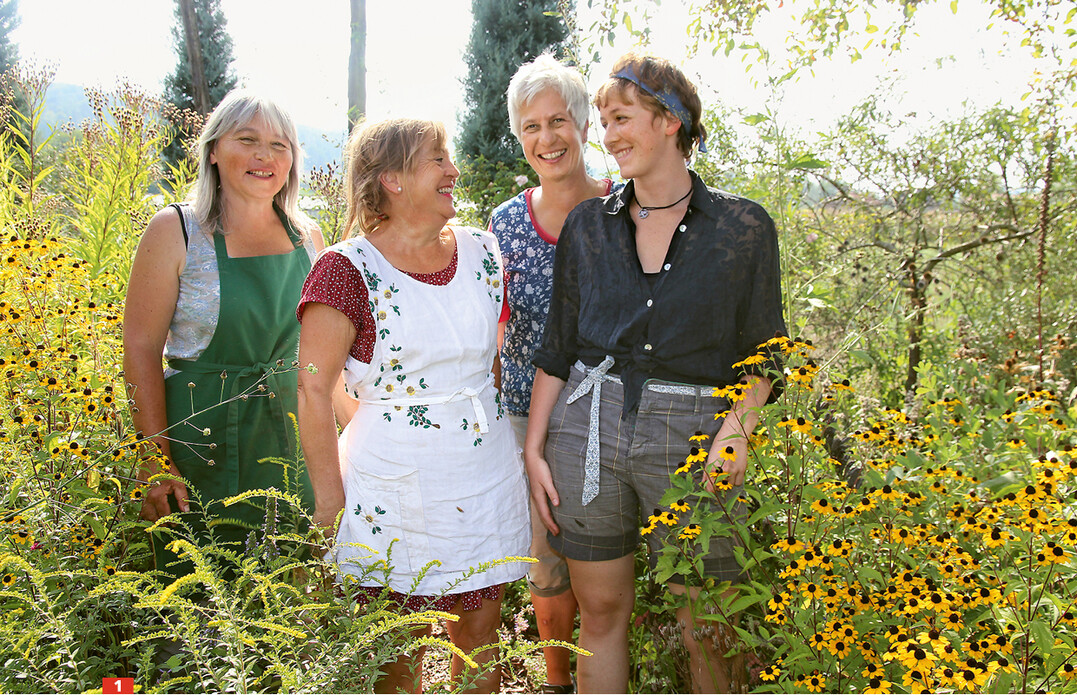 Erika Jantzen (zweite von rechts) mit einem Teil ihres Teams (von links): Regina Schöne, Karin Martini und Juli Enge.