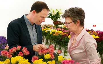 Haltbarkeitstests von Schnittblumen sind fr FlowerWatch-Inhaber Jeroen van der Hulst und Generaldirektorin Jeanet de Zeeuw ein alltgliches Geschft.