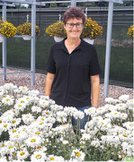 <em> </em>Dr. Elke Ueber stellte von der Körkommision gut bewertete Beet- und Balkonpflanzen vor.