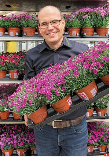 Jrg Gerber mit <em>Dianthus </em>aus Eigenproduktion in bedruckten Tpfen mit Suisse-Garantie-Label und Deklaration des Produktionsbetriebs.