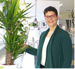 Kuratorin Kathrin Grotz mit einer <em>Yucca </em>.