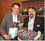 Junior-Chef Alexander Cox und Kundenbetreuer Frank Diebels präsentieren Pott Burri" in einer Öko-Palette.