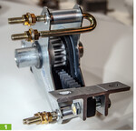 Neues Zahnstangengetriebe für Verkaufsanlagenlüftungen Typ ZSG 15 mit offenem Gehäuse. Das Winkeleisen vorn wird an der Unterseite der Lüftung befestigt und drückt diese hoch (Lock).