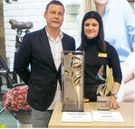 Elien Pieters und Ehemann David Daenens freuen sich über zwei Prämierungen der AIPH: die Prämierung International Grower of the Year" und die Goldmedaille in der Kategorie Jungpflanzen.