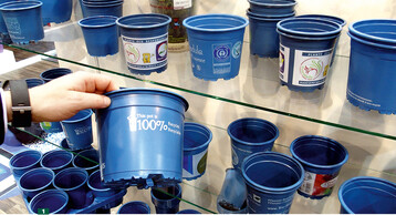 Die recyclingfhigen Teku-Tpfe der Farbe „Recycling Blue" sind mit dem „Blauen Engel" und dem RAL-Gtezeichen fr den Rezyklateinsatz zertifiziert.