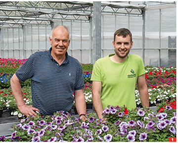 Noch fhren Bernd (links) und Johannes Schmidt den Gartenbaubetrieb gemeinsam.