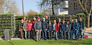 Gruppenbild Ende Mrz auf dem BUGA-Gelnde in Heilbronn: Pflanzplanerin Petra Pelz (zweite von rechts) mit den Teams „ihrer" Grtnereien, die aus jeweils fnf Leuten bestehen – von links: Die Leute der Ideen-Grtnerei Roth aus Hafurt, die Fnfergruppe der Grtnerei Hofmann aus Oberaurach-Kirchaich und das Team der Grtnerei Pudell aus Hafurt.