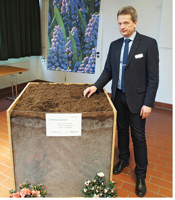 Michael Emmel sieht einen aufsteigenden Trend fr Holzfasern und Kokos als geeignete Substratausgangsstoffe. Im Bild ein torffreies Substrat aus 50 Vol-% Kokosmark, 15 Vol-% Grnkompost und 35 Vol-% Holzfasern.