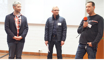 Die Produzenten Eckhard Hinze (Mitte) und Gerard de Regt (rechts) berichteten von ihren nicht zufriedenstellenden Erfahrungen mit torfreduzierten Substraten, links im Bild Moderator Mario Reil.