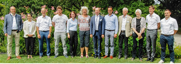 Referenten, Promovierende und Betreuer, Ehrenpreistrger und Laudator sowie Verantwortliche des Hochschulforums, von links: Jrg Freimuth, Geschftsfhrer Bayerischer Grtnereiverband, Nirit Havardi-Burger, Doktorandin am Institut fr Gartenbau, Jan Neumann, Einkufer bei der Rewe Group, M.Sc. Daniel Hauck, Doktorand am Institut fr Gartenbau, Dr. Svea Pacyna-Schrheck, Leitung Qualittsmanagement Obst & Gemse und Blumen & Pflanzen bei Landgard, Katrin Kell, 1. Vorsitzende des Verbands der Weihenstephaner Ingenieure, Markus Baumgrtner, Ehrenpreistrger, Dr. Paul Lampert von GreenSurvey, Prof. Dr. Stefan Krusche, Hochschule Weihenstephan-Triesdorf, Prof. Dr. Heike Mempel, Hochschule Weihenstephan-Triesdorf, Prof. Dr. Klaus Menrad, Hochschule Weihenstephan-Triesdorf, Daniel Berki-Kiss, Doktorand am TUM Campus Straubing (nicht auf dem Foto ist Referentin Laura Stratopoulos, Doktorandin am Institut fr kologie und Landschaft der HSWT).