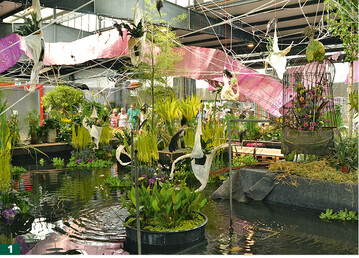Bernhard Weimar aus Neu-Ulm verwandelte die Blumenhalle in eine faszinierende Wasserlandschaft, die durch die Besucher ber Stege erfahrbar gemacht wurde. Fr das groartige Eintauchen in die Flusswunderwelt und das Aufzeigen eines anderen, frischen Blickwinkels auf die Natur erhielt Blumen Weimar aus Neu-Ulm die Groe Goldmedaille der Deutschen Bundesgartenschau-Gesellschaft.