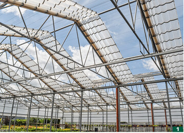 1 Beim Retractable Roof Production System (RRPS) von Cravo wird die Folie zu Paketen zusammengeschoben. Geschlossen ist das Cravo-Haus absolut regen- und winddicht. Regeltechnik fr das Cravo-Haus. Der Antrieb erfolgt ber Motoren und Wellen an der Auenseite der Giebelseiten.