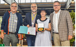 Für die außergewöhnlich gute Umsetzung des Themas „Ein Fuchs muss tun, was ein Fuchs tun muss" erhielt Beatrix Schaffranka von decolifestyle aus Freystadt die Große Goldmedaille der Deutschen Bundesgartenschaugesellschaft (DBG) von Hans-Jürgen Schnur (von links); Vorsitzender der Deutschen Fuchsien-Gesellschaft, Klaus Götz, Präsident des Fachverbands Deutscher Floristen Landesverband Baden-Württemberg, und Rüdiger Eckhardt, Ausstellungsbevollmächtigter der DBG.