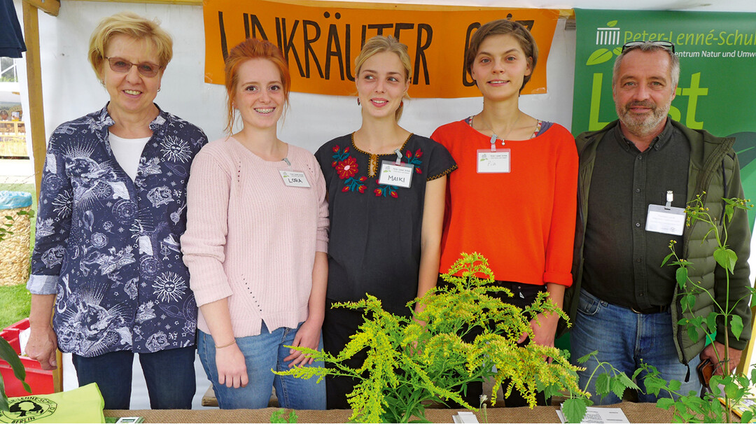 Für die Auszubildenden der Peter-Lenné-Berufsschule ist die Teilnahme am Staudenmarkt Bestandteil der Prüfungsvorbereitung. Im Bild (von links): Lehrerin Ariane Senneke, die Auszubildenden Lora Garbe (Zierpflanzenbau, Schulumweltzentrum Berlin-Mitte), Maiken Solle (Zierpflanzenbau, Botanischer Garten), Pia Ludwig (Stauden, Botanischer Garten) sowie Thorsten Lange, Ausbildungsleiter im Botanischen Garten.