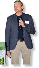 Benno Friebe, Mitarbeiter des Frucht-Großhändlers Frutania, berichtet über die Widersprüche in den Ansprüchen der Handelsseite und der Verbraucher an die Verpackung von Obst.