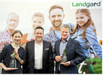 Die Mitgliedsbetriebe stehen im Mittelpunkt von Landgard. Hier auf der IPM Essen 2019: Daniela Hoffmann, Nachwuchserzeugerin Blumen & Pflanzen", Armin Rehberg und Johannes Köder, Erzeuger des Jahres Blumen & Pflanzen".