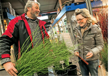 Das Frhjahrsgeschft nimmt Fahrt auf: Floristin Janina Rosner und Anbieter Volker Tietgen auf dem Blumengromarkt in Hamburg.