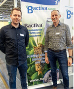 Hendrik Wahn (links) und Bactiva-Geschäftsführer Cor Driessen bieten Pflanzenstärkungsmittel an.