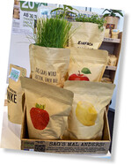 Oben und rechts: Christin Trendl mit den Botschaftsbeuteln, aus denen Pflanzen wachsen.