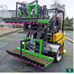 Dieser Anbaustapler von Metallbau Aßmann Landmaschinen, Geldern, mit 5 m Arbeitsbreite arbeitet wie ein Drehgerät. Um enge Toreinfahrten zu durchqueren, werden die ausladenden Topfgabeln übereinander geführt. Demnächst soll ein Anbaugerät mit 7 m Arbeitsbreite auf den Markt kommen. Das dazu gezeigte Elektroträgergerät VTerra electric verfügt über einen Wechselakku, der als Speicherbatterie für den von einer Photovoltaikanlage bezogenen Strom genutzt werden kann.