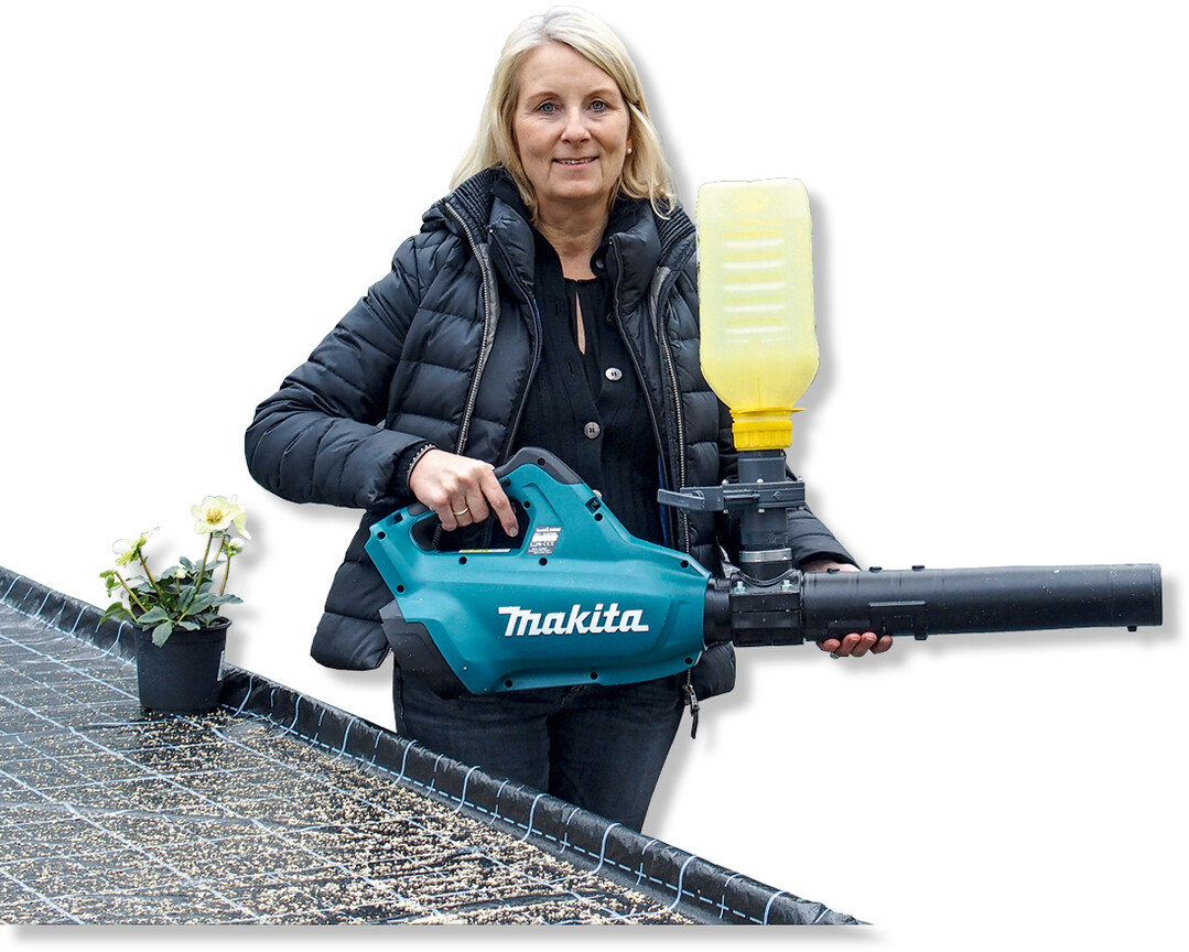 Marion Ruisinger zeigte unter anderem den Einsatz des umgebauten Laubblasgeräts Makita DUB 362 zur Nützlingsausbringung. Per Schieber unterhalb des Flaschenausgangs wird die Dosiermenge geregelt.