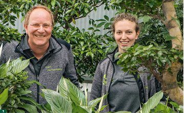 Jrgen Herrmannsdrfer wird bei der Herrmannsdrfer Hydrokultur GmbH untersttzt durch Julia Riggins.