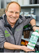 Jürgen Herrmannsdörfer mit dem selbst entwickelten Dünger für Erd- und Hydrokulturen, der auf die Würzburger Wassersituation eingestellt ist.