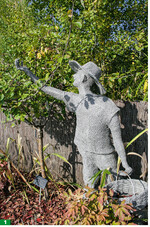 Ein Apfelpflücker als Skulptur aus Sechseckgeflecht: „Le Cueilleur de Pommes" von Claude Pasquer.