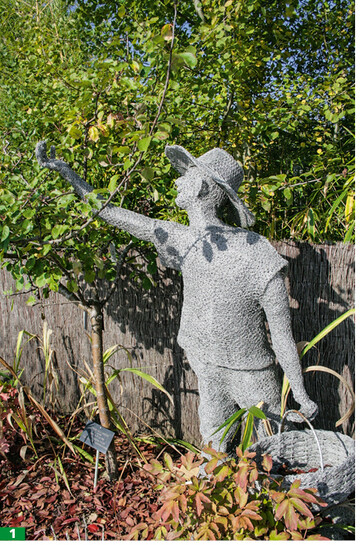 Ein Apfelpflcker als Skulptur aus Sechseckgeflecht: Le Cueilleur de Pommes" von Claude Pasquer.