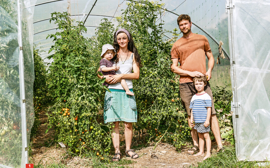 Aline Schreyer und Hendrik Nomann mit ihren beiden Kindern im Tomatengewchshaus.