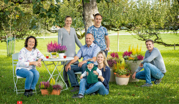Grtnerfamilienbild, von links: Angelika Hiedl, Katharina Straer, Helmut Hiedl, Lorenz Hiedl, Sabine mit Luca und Vincent Hiedl.