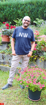 Martin Glawe vor <em>Pelargonium crispum </em>Orange Glow im Garten zuhause.