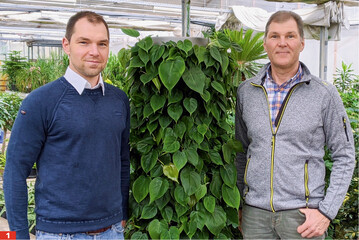  Maximilian (links) und Markus Gregg mit einer Klimasule aus <em>Philodendron scandens </em>. Die luftreinigende, bioaktive Atmung der tropischen Kletterpflanze wird durch die Technik im Inneren der Sule verstrkt. 
