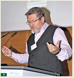 Christoph Beyer erläutert die neue EVO-Gewächshaus-Folie.