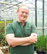 Richard Petri ist gelernter Gärtner. Nach dem Gartenbaustudium in Weihenstephan folgten berufliche Stationen in Italien, bei Seramis, anschließend bei Jungpflanzenfirmen in Äthiopien und Uganda. Zuletzt war Richard Petri für das Marketing bei Selecta one verantwortlich. Seit zwei Jahren berät er selbstständig mit seiner Firma RiPlant AG, Weiler-Simmerberg, Unternehmen im Gartenbau bei der Markenentwicklung und beim Unternehmensauftritt.