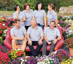 Das Böhmer-Team im sommerlichen Probefeld: Hinten von links Lisa Hoffmann (Verkaufsinnendienst), Alexandra Böhmer (Buchhaltung), Barbara Eller (Verkaufs_innendienst), Carina Henker (Außendienst Sachsen und Thüringen), vorne von links Philip Böhmer (Außendienst Nordbayern, Südhessen und Nord-Baden-Württemberg), Udo Böhmer (Geschäftsleitung und Außendienst), Markus Wittmann (Außendienst Südbayern und südöstliches Baden-Württemberg). Nicht auf dem Bild: Moritz Böhmer (IT-Partner).